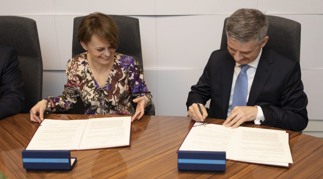 JEmilewicz Wiktor Janicki Roche 1 1038x576 - Ministerstwo Przedsiębiorczości i Technologii – umowa o strategicznej współpracy z Roche